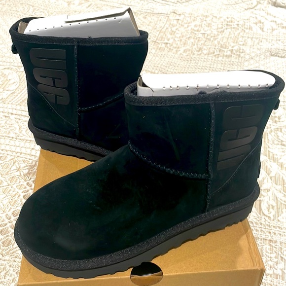 UGG Shoes - Women’s mini Uggs
